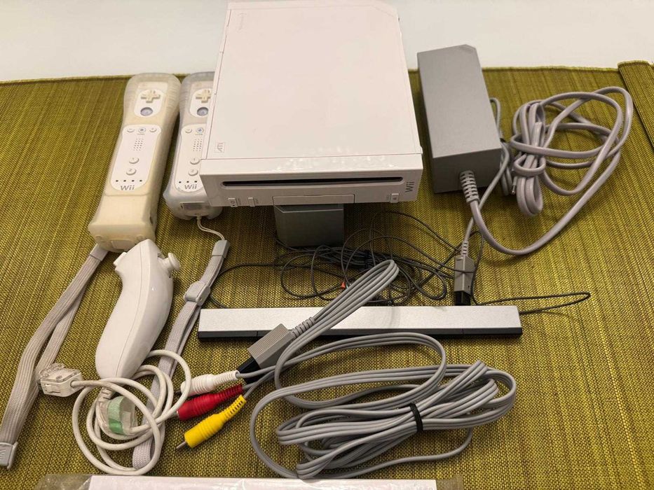 NINTENDO WII com 4 Jogos, 2 Comandos e todos os Cabos