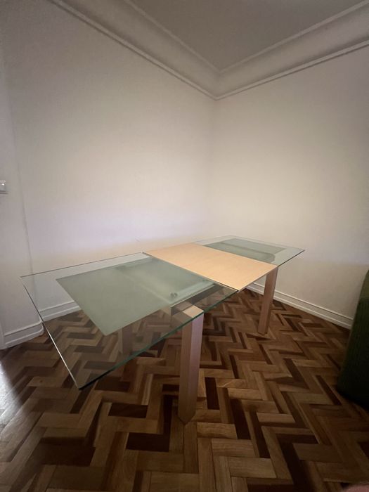 Mesa com tampo de vidro