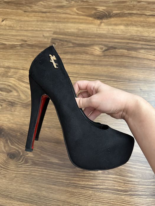Жіночі чорні туфлі на підборах