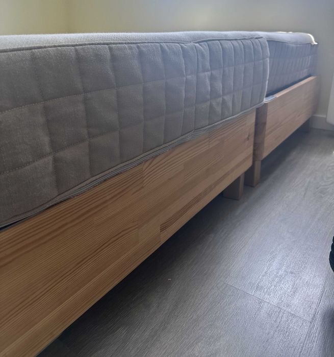 [RESERVADO] Conjunto: 2 Bases de Cama + 2 Colchões IKEA HAMARVIK (90x200cm). Juntam-se numa cama de casal/king