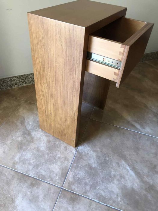 Mesa de apoio ou cabeceira