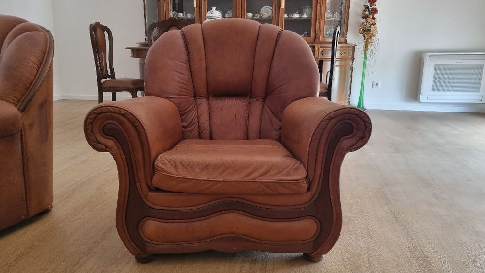 Sofá-cama e poltronas em pele