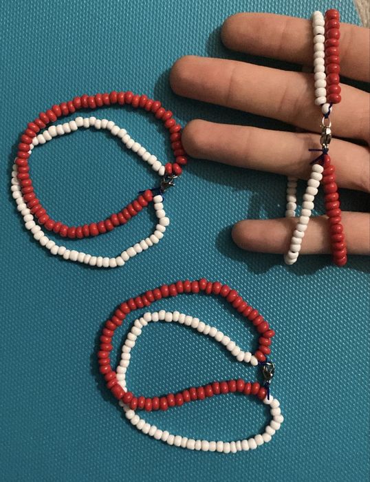 Brasoletka 18,5 cm bialo czerwona z koralikow