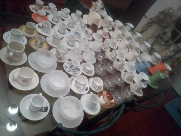Conjunto de 100 Chávenas Marcas Diversas