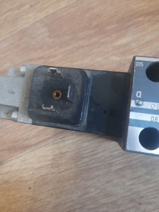 Гідророзподільник         BoscH  0810090106 новий