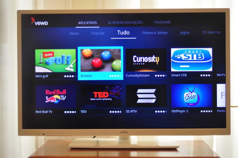 televisão smart tv 32 polegadas, de cor branca, em excelente estado