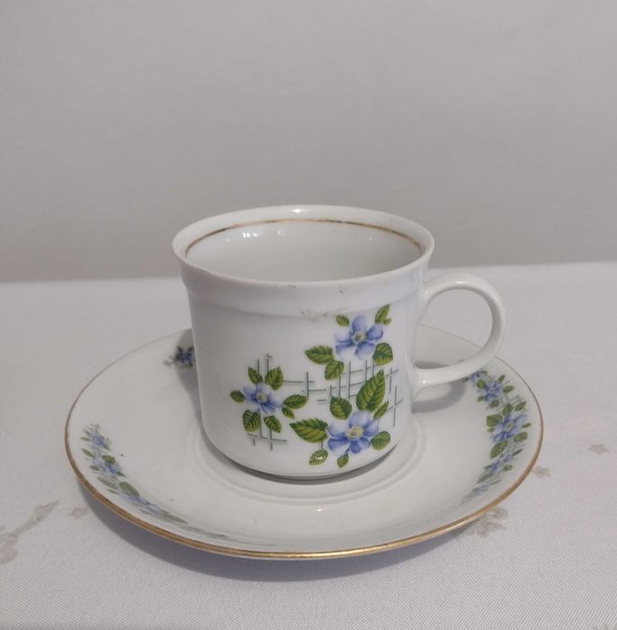 Dwie filiżanki ze spodkami