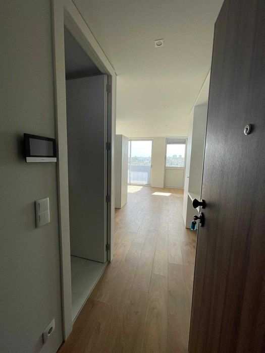 Estúdio TO em prédio de luxo, com portaria 24h, lugar de garagem e arrumos, no Porto (Circunvalação, Sra.Hora)