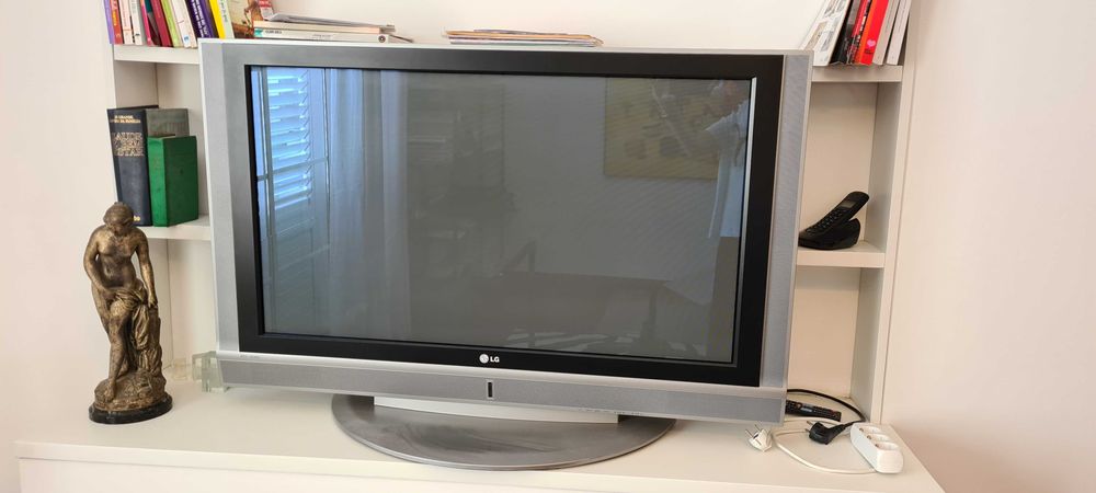 LG TV and Samsung TV with Remote Controls64584399385601120