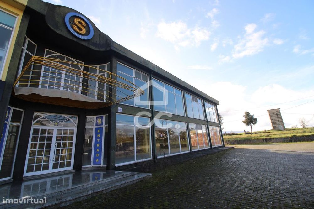 Armazém comercial com excelente localização — Vila Verde de Raia, Vila Real