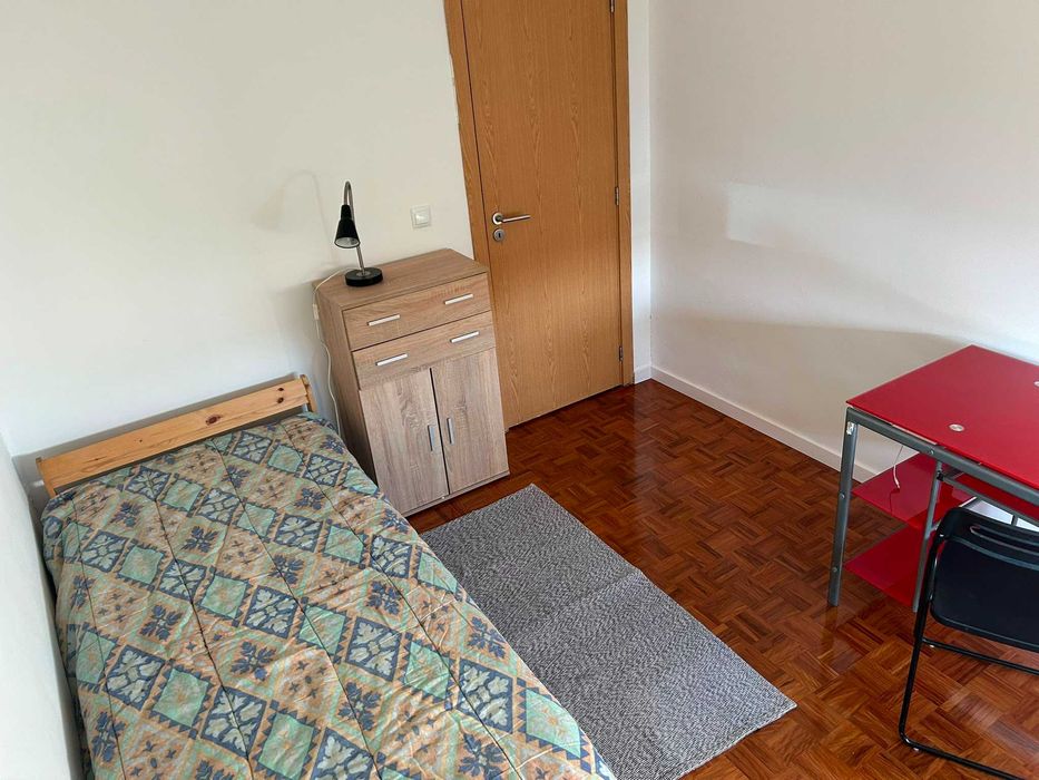 Quarto para arrendar com boa localização e boas condições