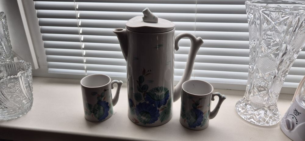 Глечик з двома чашками.