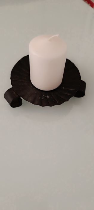 Castiçal com vela. Castiçal em ferro antigo. Usado. A vela é nova.