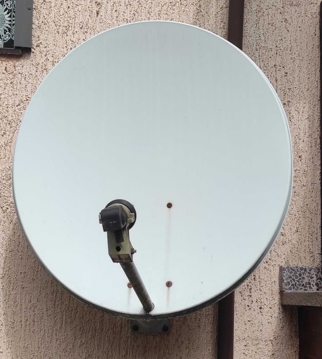 Czasza anteny satelitarnej z konwerterem