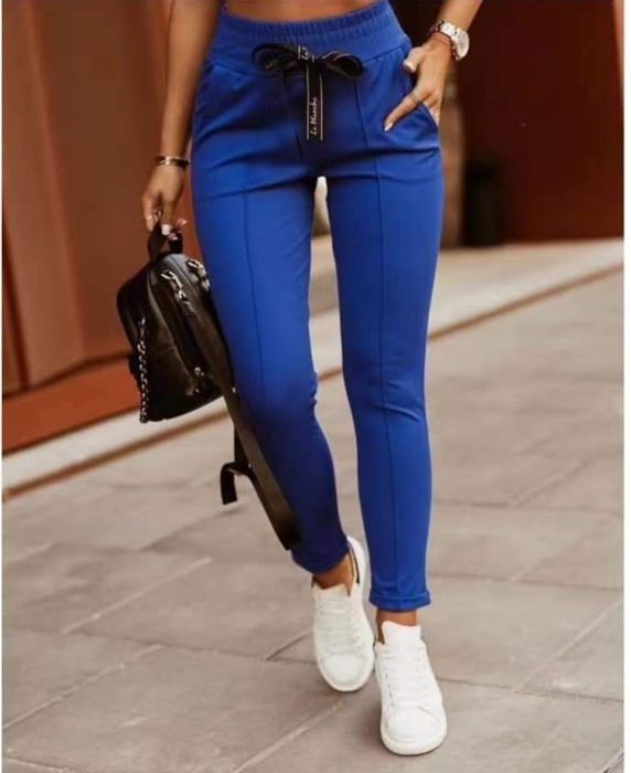 Chabrowe spodnie damskie z przeszyciami