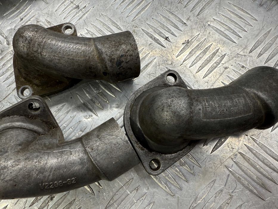Корпус термостата Патрубок  Opel Omega Vectra 2.5-3.2 93-  90410897