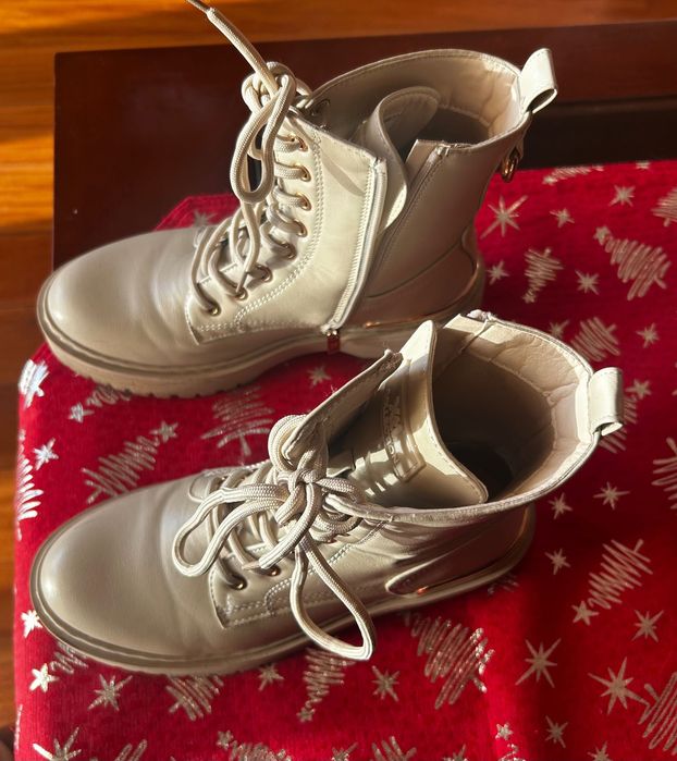 Botas em creme com fecho
