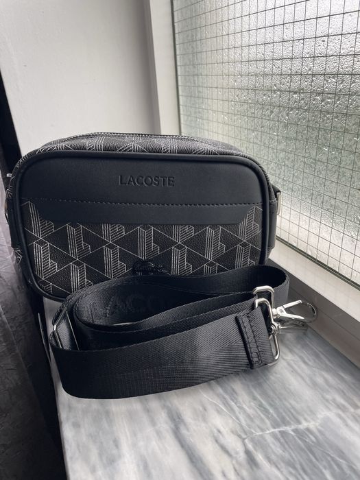 Bolsa Tiracolo Lacoste – Preta com Padrão Monograma