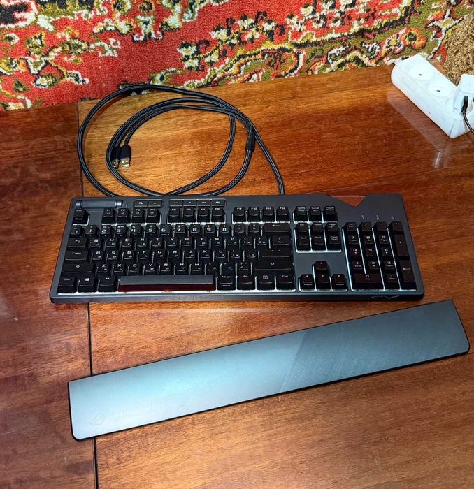 Геймерская топовая механическая клавиатура ASUS ROG Strix Flare