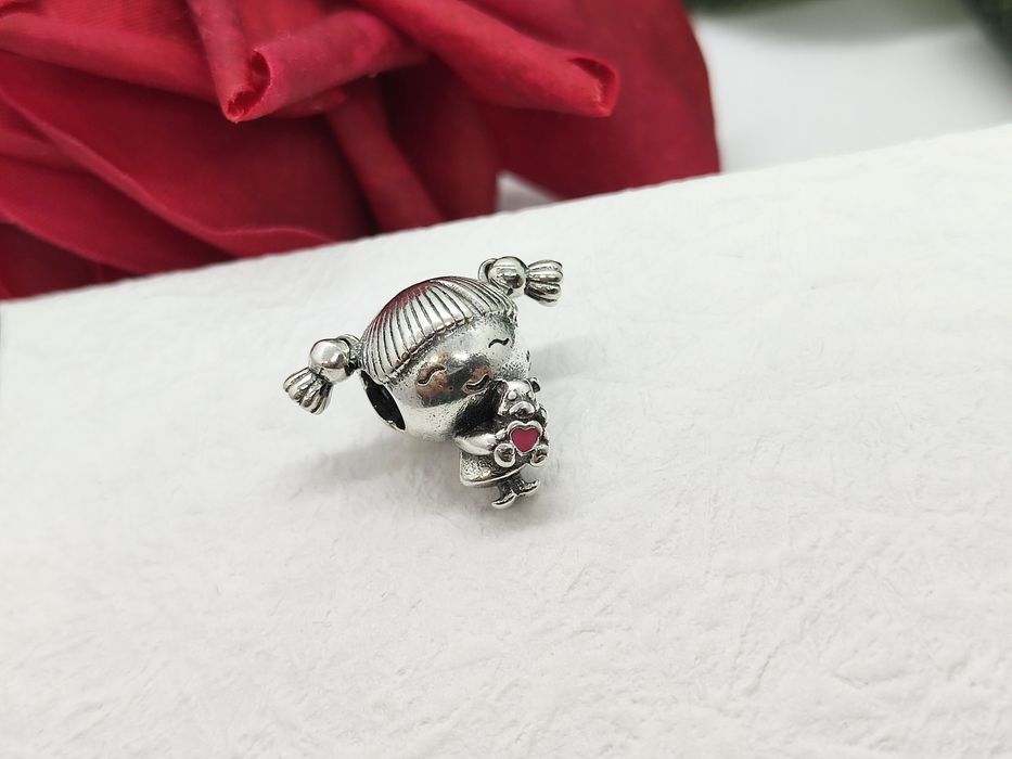 Charm's srebrny dziewczynka z ruchomymi warkoczykami S925