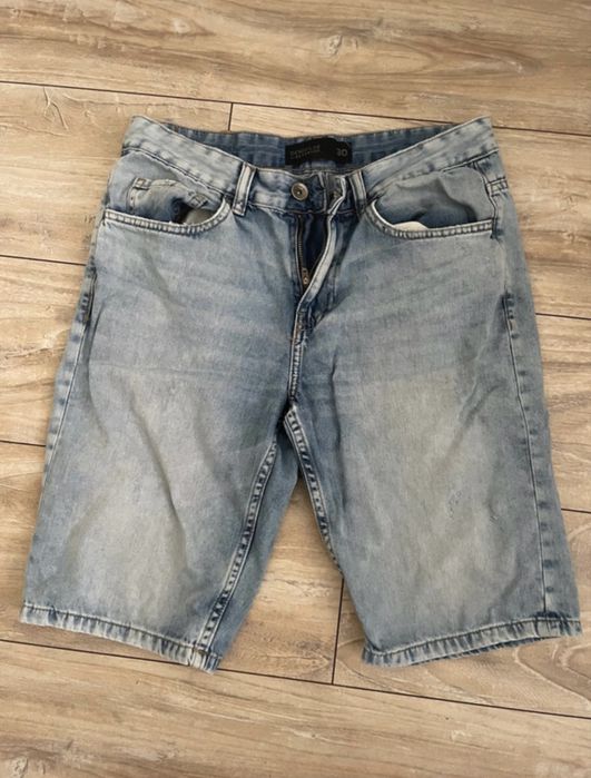 Krótkie shorty jeansowe Reserved