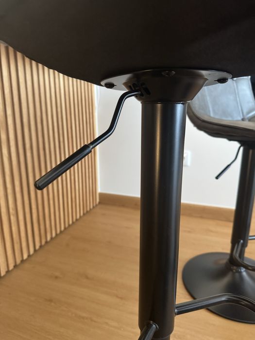 4 cadeiras/bancos ajustaveis.