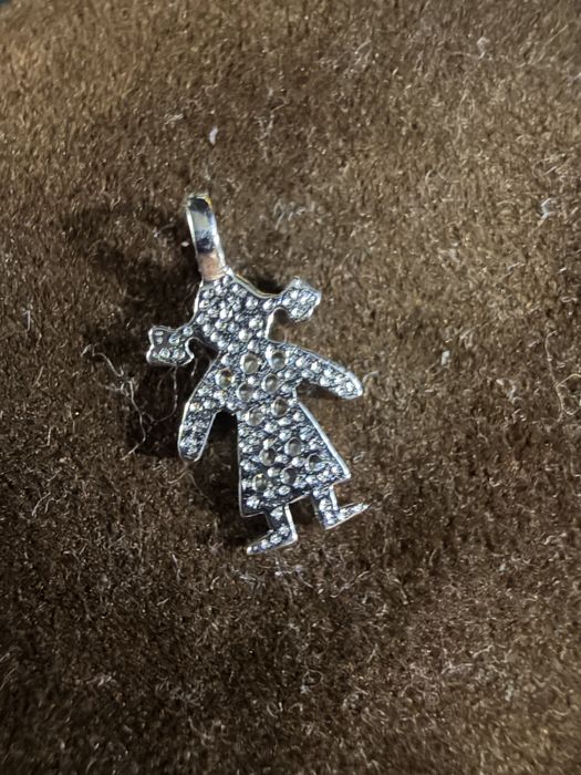 Pendulo para fio em prata com figura menina