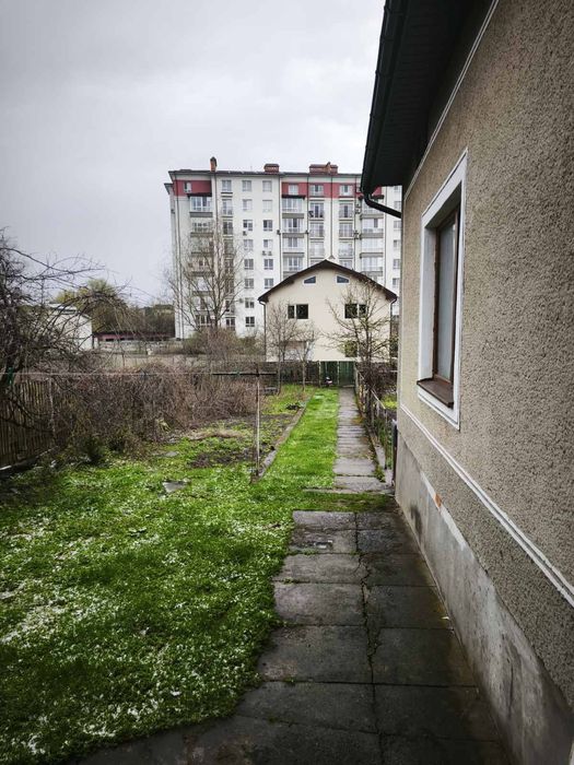 Здається пів будинка в Крихівцях