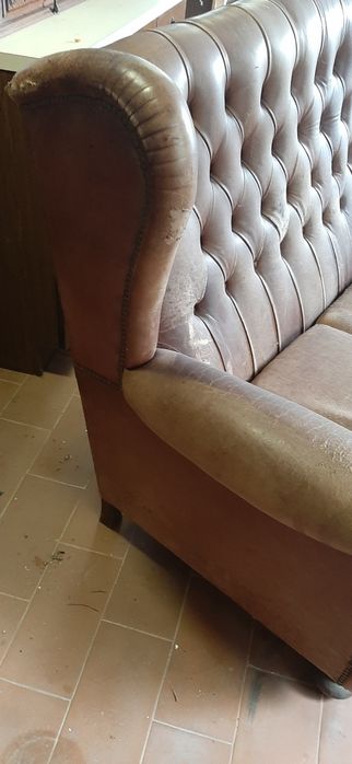 Sofá em pele muito antigo para restaurar