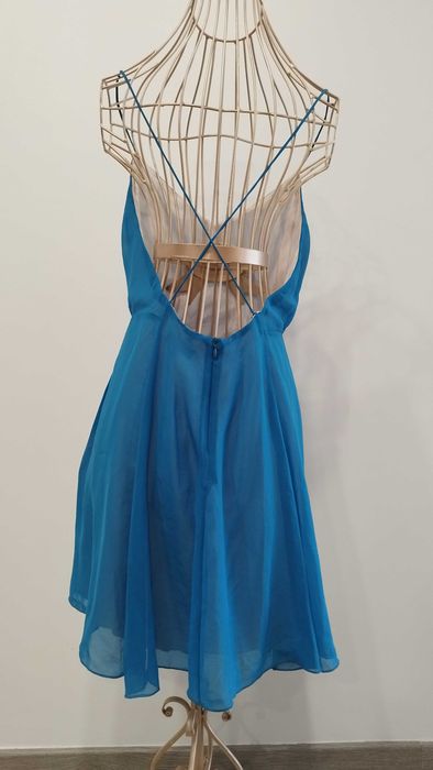 Vestido curto azul com alças a cruzar nas costas