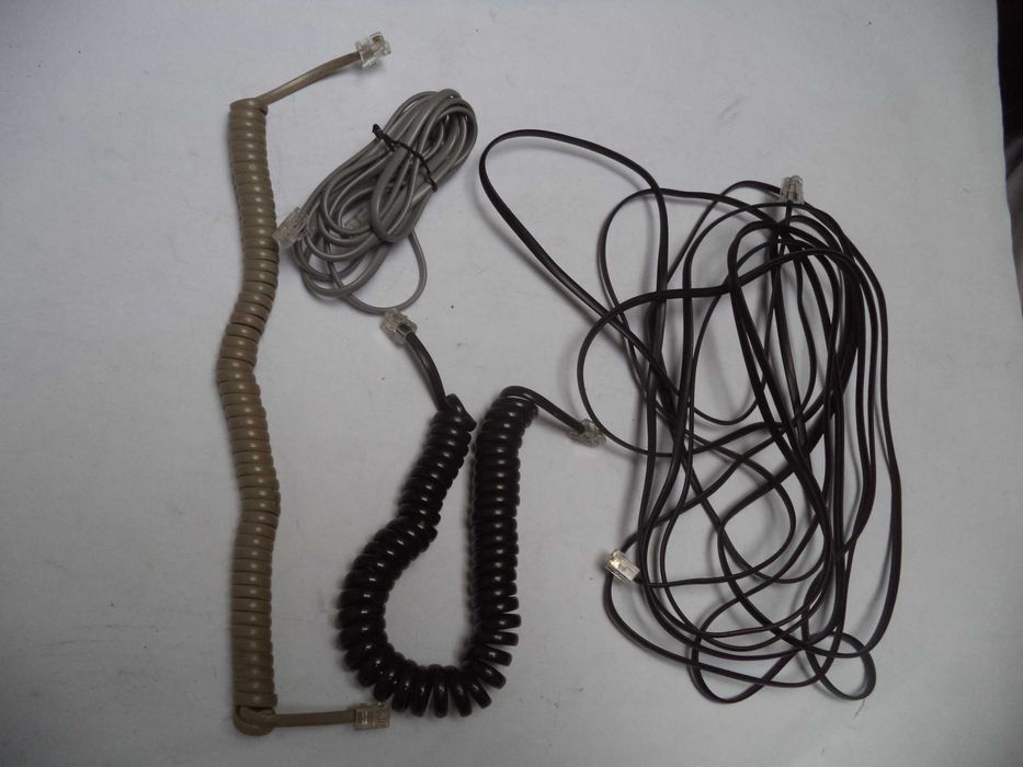 Zestaw wtyczek i kabli telefonicznych analogowych