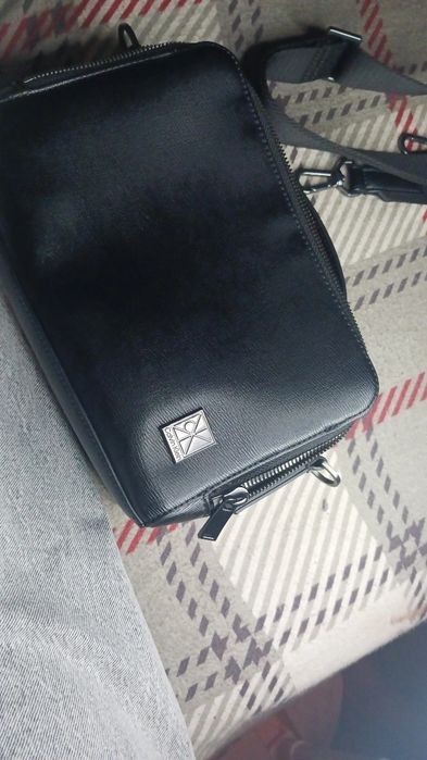 Bolsa Calvin Klein preta com alça de ombro