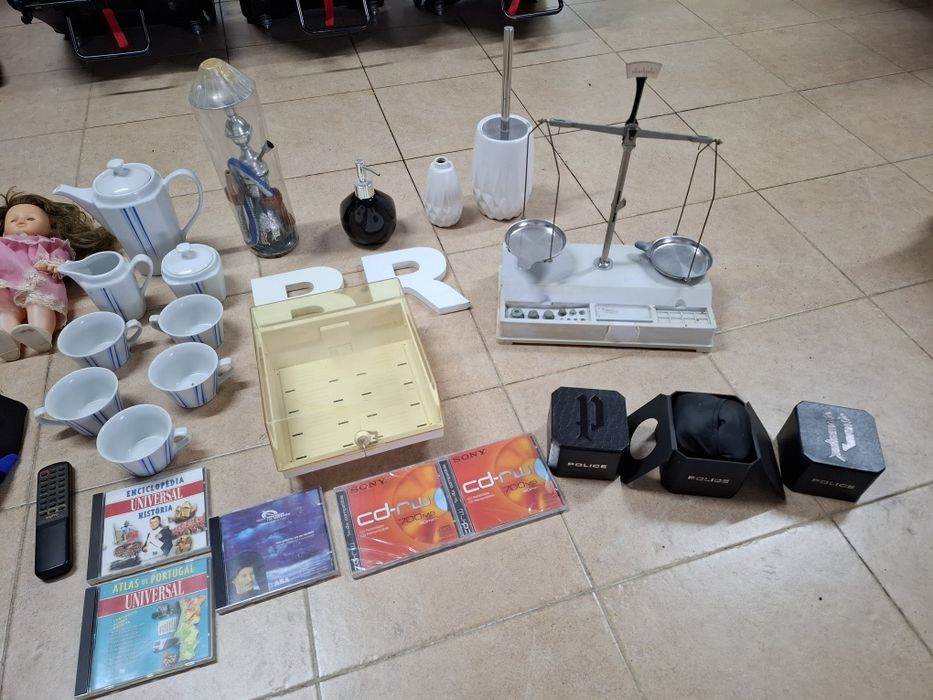 Vende se 5 cestos de artigos novos, usados,antiguidades  vender  junto