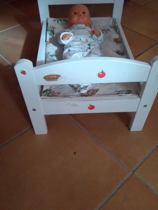 Cama branca Brincar IKEA e Nenuco