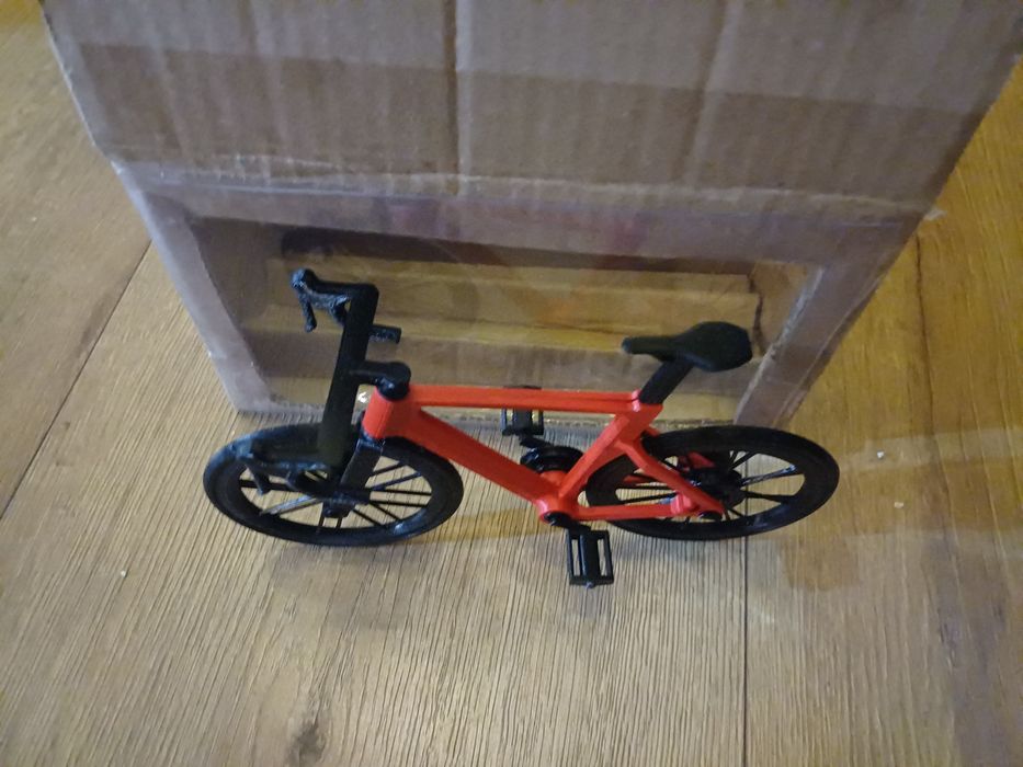 Rower miniatura druk 3D czerwona rama