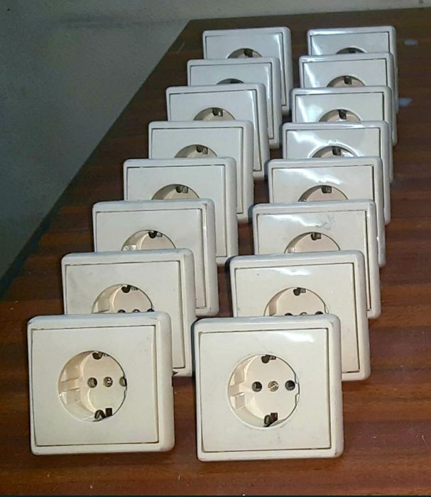 Grounded Sockets64551819332867120