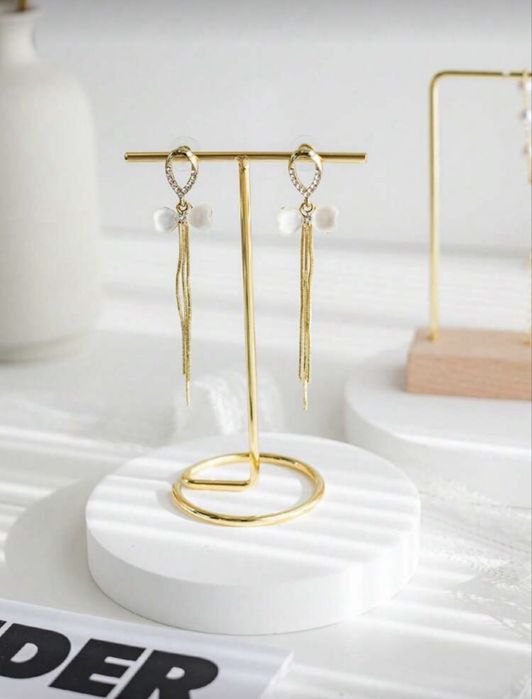 Metalowy stojak na biżuterię