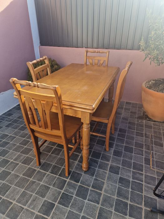 Mesa e 4 cadeiras em madeira