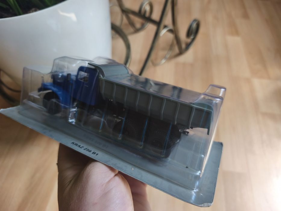 Kultowe ciężarówki z epoki PRL - Kraz 256, skala 1:43, Deagostini, stan NOWY!