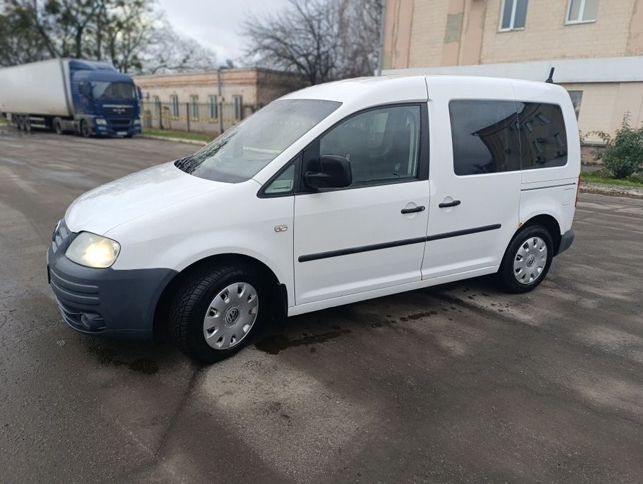 Продам Фольксваген Кадді з двигуном 1.9 і автоматичною коробкою DSG. Володію автомобілем з літа 2022 року. На машину грошей не шкодував. Вчасно замінював мастило і розхідні матеріали. Нове лобове скло. Установлена нова магнітола і саб на гарантії. Зроблений нещодавно розвал-сходження. Нова резина. Кондиціонер працює, підігріви сидіть працюють. Кожна лампочка працює. Любий вид оформлення.