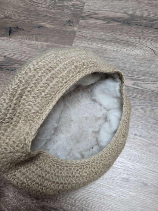 Beżowy beret czapka wełniana