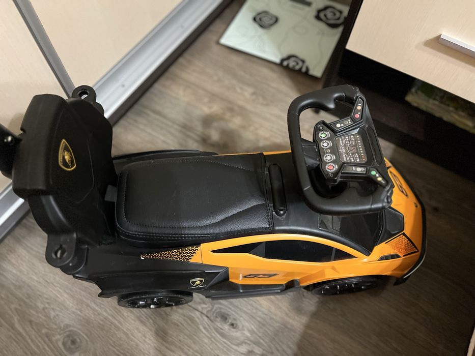 Толокар машина Lamborgini, з батьківською ручкою