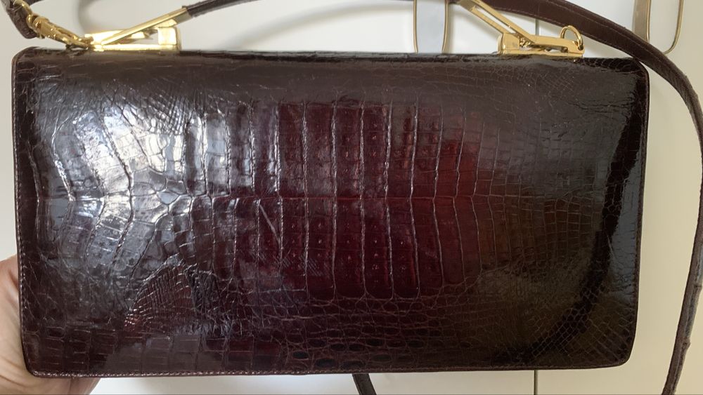 Mala tiracolo bordeaux em pele