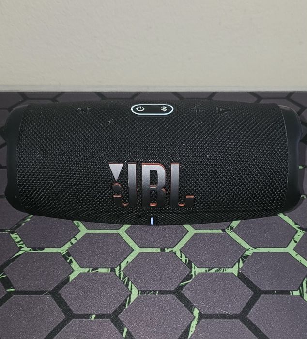 JBL Charge 5 – Som potente, sempre pronta para a festa!