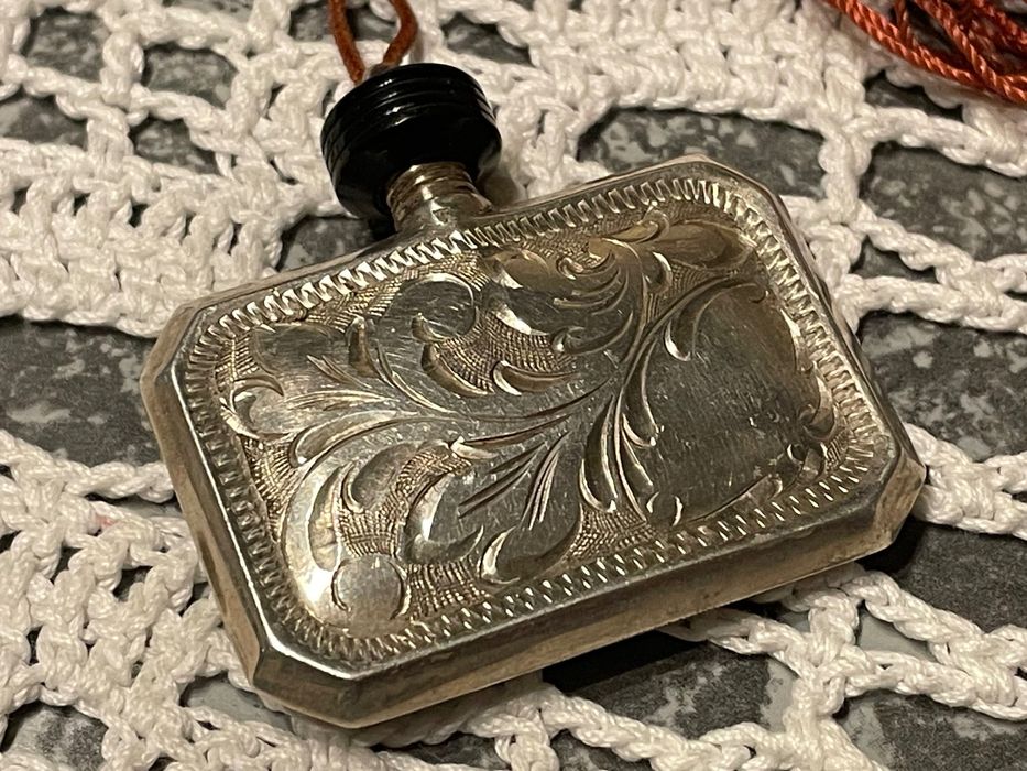 Stara srebrna perfumetka pięknie zdobiona