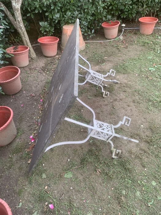 Mesa em lousa para jardim