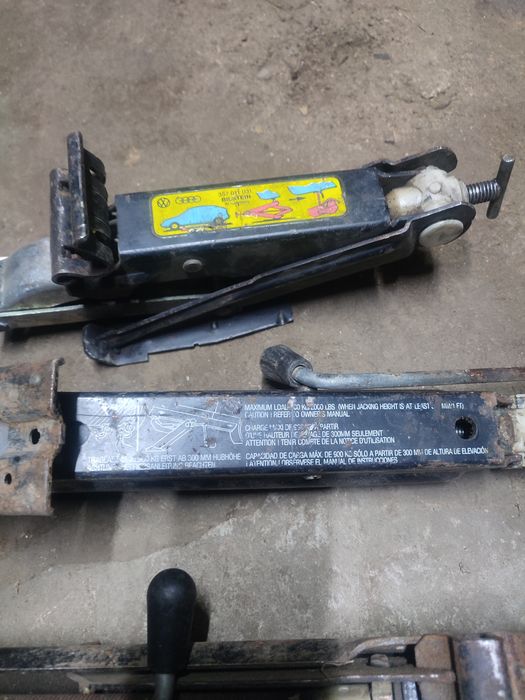 Домкрат для автомобіля