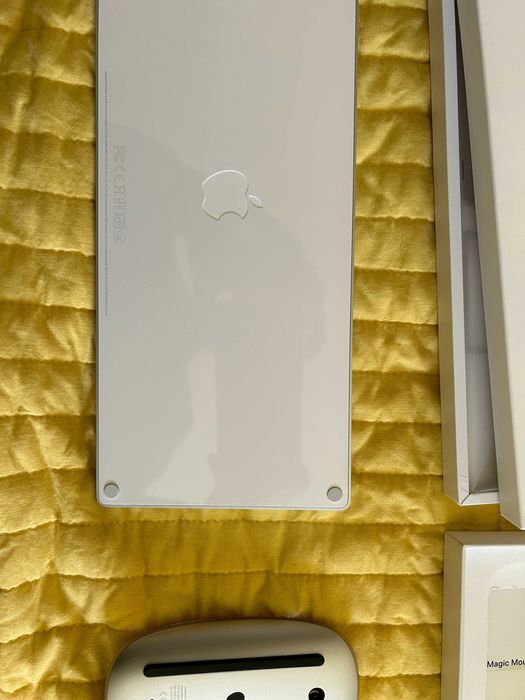Macbook Air M1 8GB + Apple Mouse + Apple Keyboard