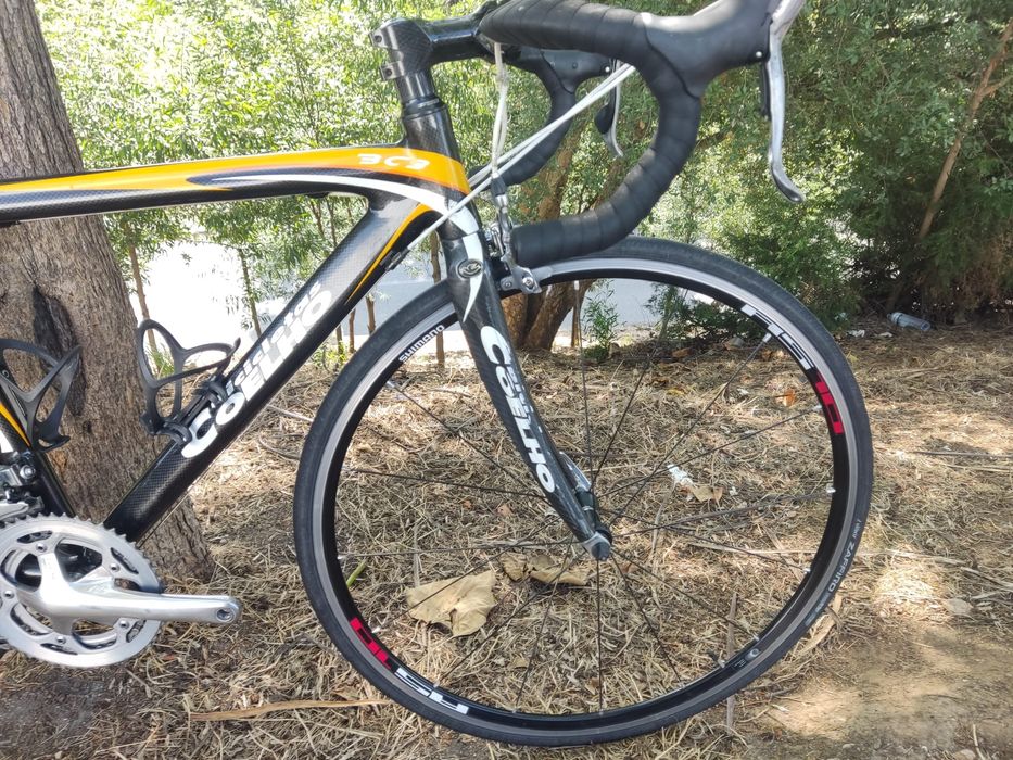 Bicicleta de estrada em carbono com 105