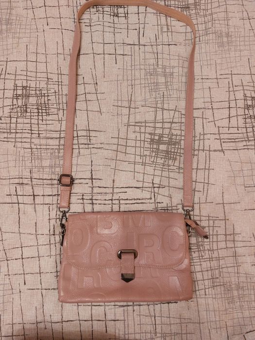 Сумки жіночі різні.